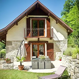 Des Lodges De La Cascade Yenne